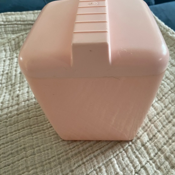 Vintage canister. Perfect shade of dusty pink. Label is gold and on one side. - Picture 2 of 4